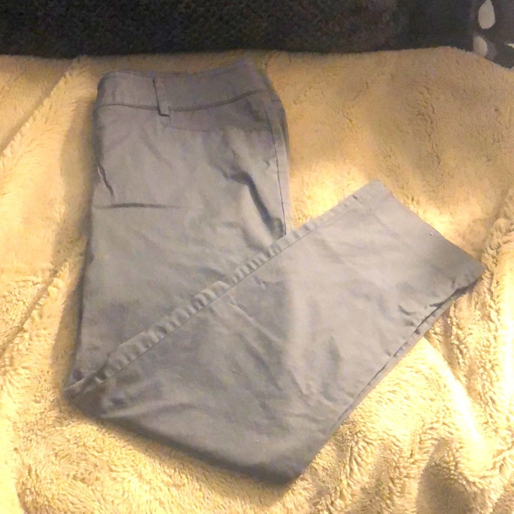🔹4 for $30 NY&CO Gray Crops, size 4